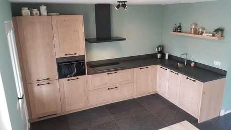 moderne keuken met houten kasten en zwarte accenten
