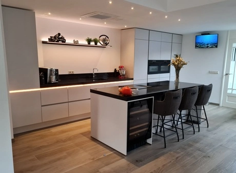moderne keuken met kookeiland en barstoelen