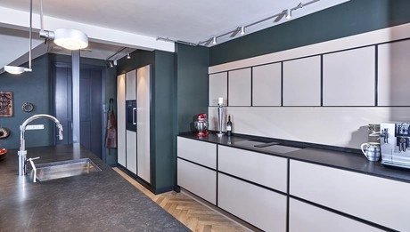 moderne keuken met strak ontworpen kasten