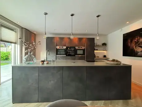moderne keuken met strakke donkere accenten