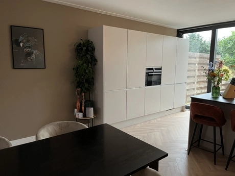 moderne keuken met veel licht en planten