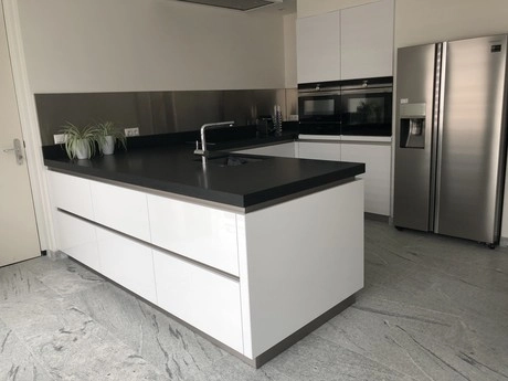 moderne keuken met wit en staalkleurig design