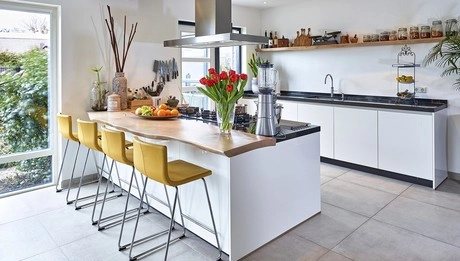 moderne keuken met wit interieur en gele stoelen