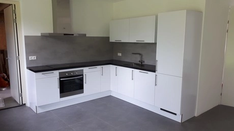 moderne keuken met witte kasten en apparaten