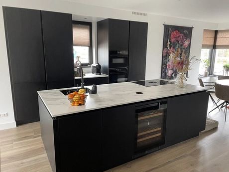 moderne keuken met zwart witte inrichting en kunst