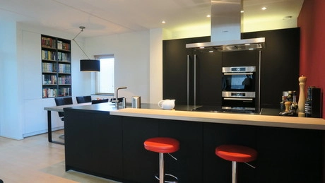 moderne keuken met zwarte en rode accenten