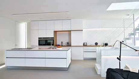 moderne witte keuken met stijlvol ontwerp