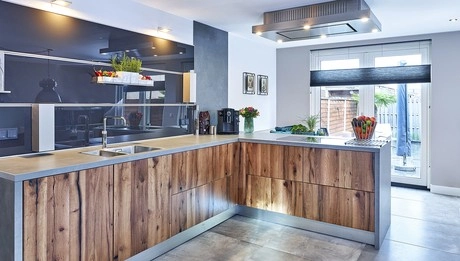 stijlvolle keuken met houten kasten en groot raam