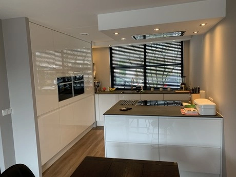 strakke moderne keuken met groot kookeiland