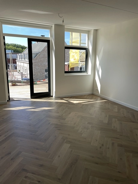 visgraatpatroon houten vloer in zonnige kamer