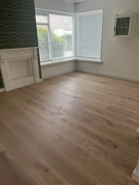 de kamer heeft een houten vloer