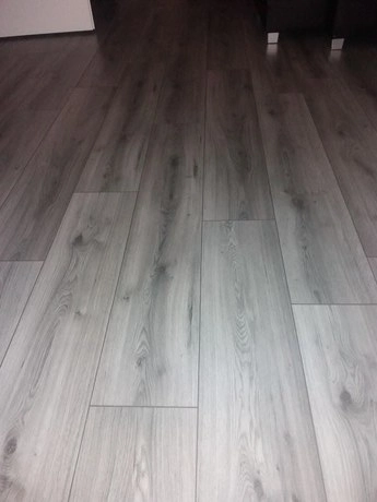 grijs laminaat met een lichte houtnerf textuur