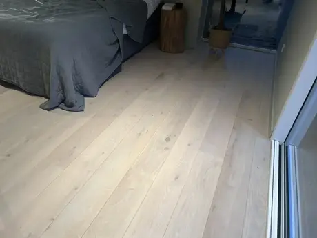 houten vloer in een moderne slaapkamer zichtbaar