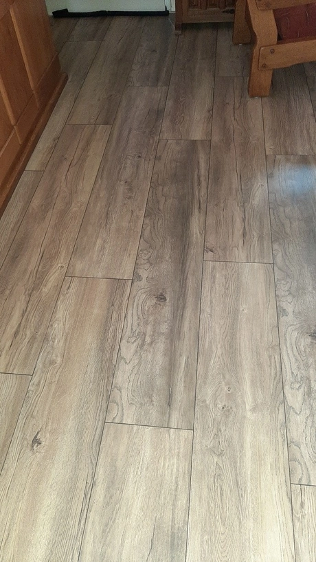 houten vloer met natuurlijke houtnerven zichtbaar