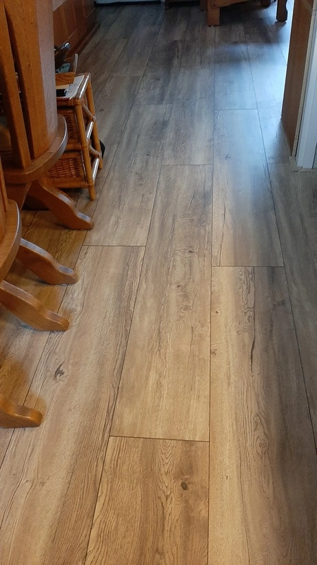 houten vloer met warme tinten en nerven