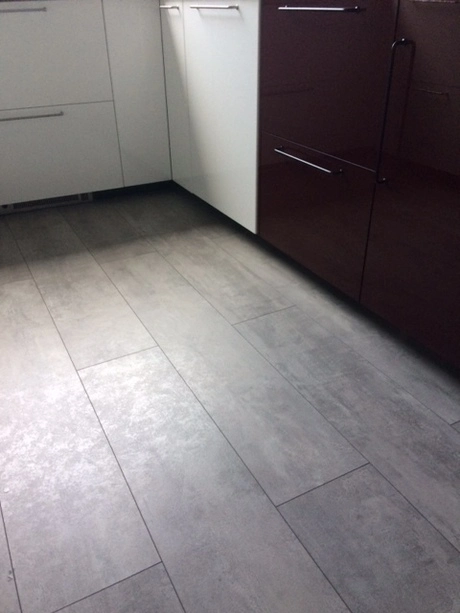 keuken met lichtgekleurde tegelvloer