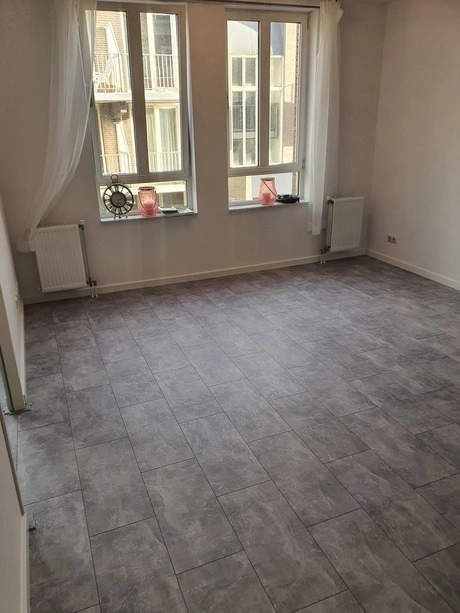 lege kamer met stenen vloer en ramen