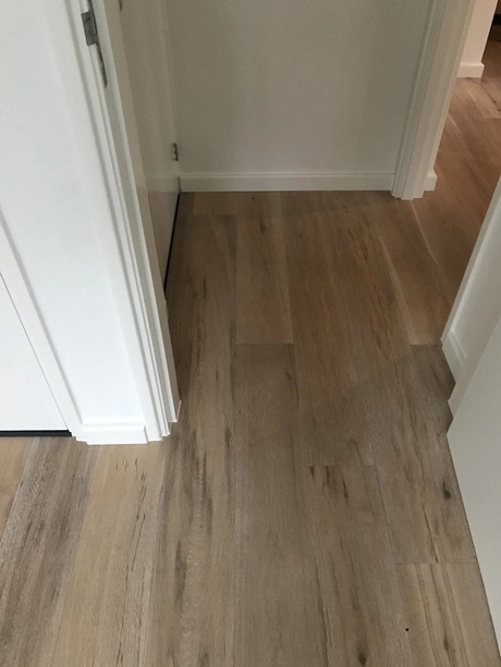 licht houten vloer in een smalle gang