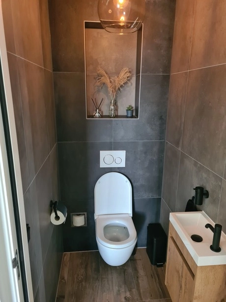 modern toilet met houten en grijze tegels