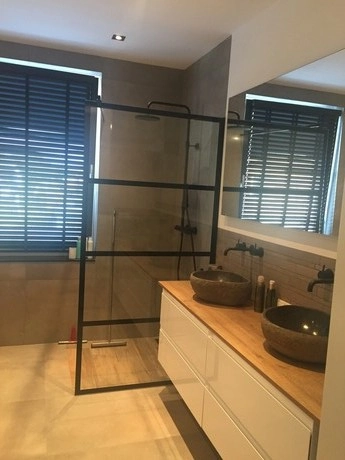moderne badkamer met dubbele wastafel en douche