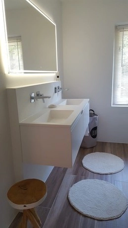 moderne badkamer met dubbele wastafel en spiegel