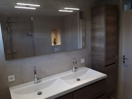 moderne badkamer met dubbele wastafel en spiegel