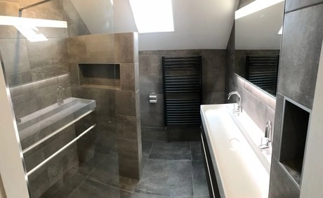 moderne badkamer met grijze tegels en wastafel