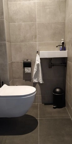 moderne badkamer met hangend toilet en wastafel