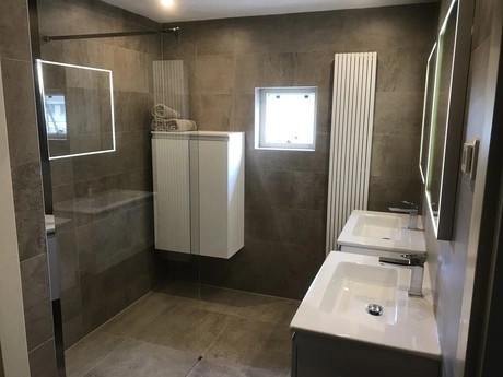moderne badkamer met ruime inloopdouche en wastafels