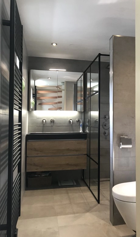 moderne badkamer met strakke lijnen en verlichting