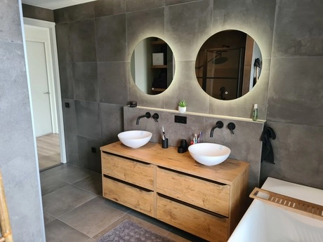 moderne badkamer met twee ronde spiegels