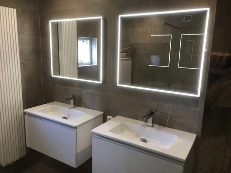 moderne badkamer met twee verlichte spiegels