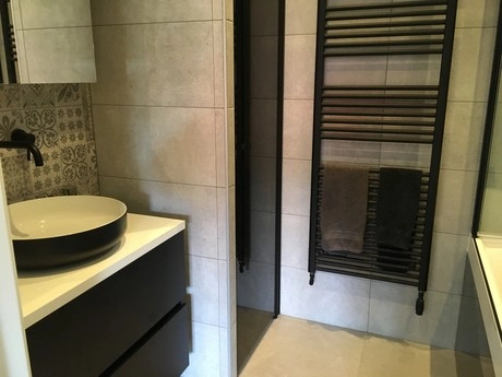 moderne badkamer met wastafel en handdoekradiator