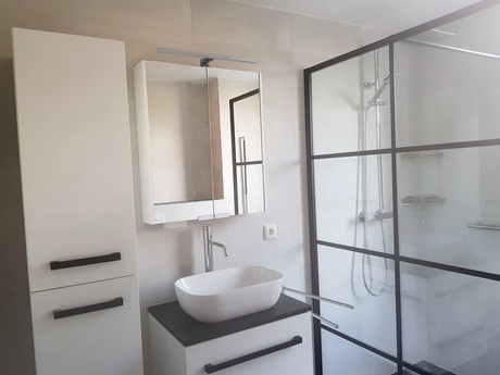 moderne badkamer met witte wastafel en douche