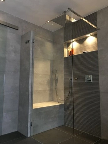 moderne douchecabine met regendouche en ingebouwde nissen