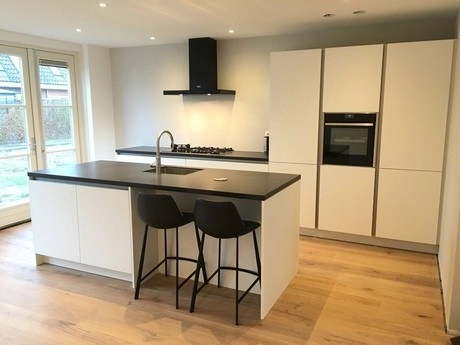 moderne keuken met centraal eiland en barkrukken