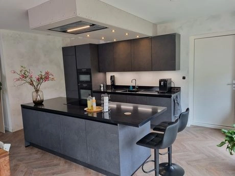 moderne keuken met donkere kasten en eiland