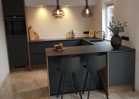moderne keuken met donkere meubels en decoraties