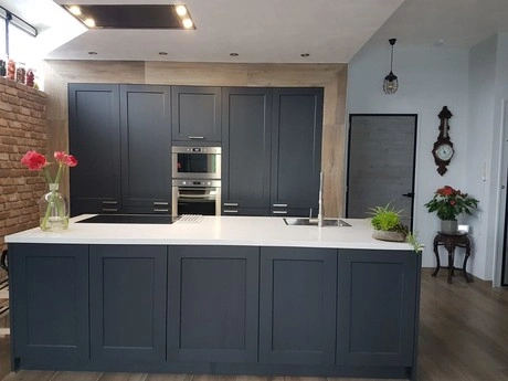moderne keuken met donkergrijze kastdeuren