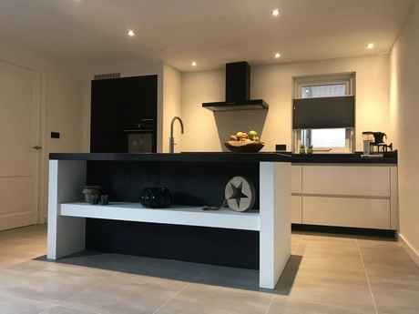 moderne keuken met een centraal eiland