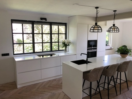 moderne keuken met een groot eiland en raam