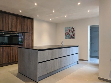 moderne keuken met een groot keukeneiland