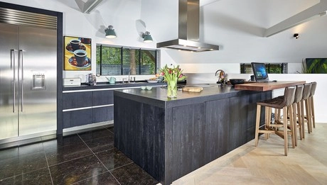 moderne keuken met een groot zwart kookeiland