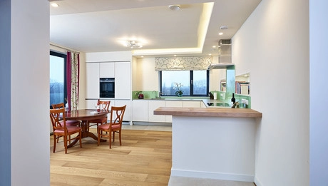 moderne keuken met eethoek en houten vloer