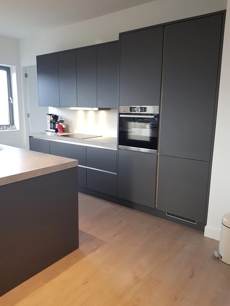 moderne keuken met grijze kasten en apparatuur