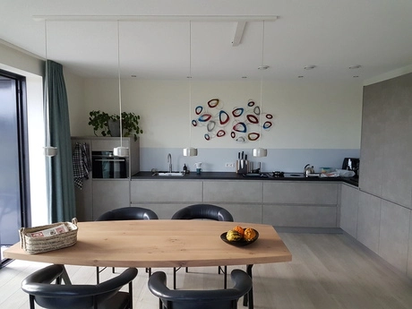 moderne keuken met houten tafel en decoratie