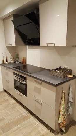 moderne keuken met strakke witte kastenwand