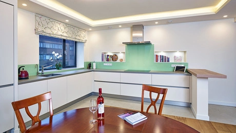 moderne keuken met tafel en keukenaccessoires
