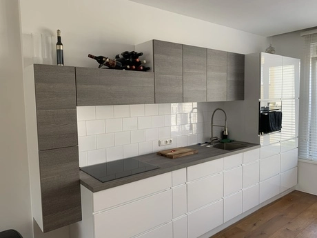 moderne keuken met witte en grijze kasten