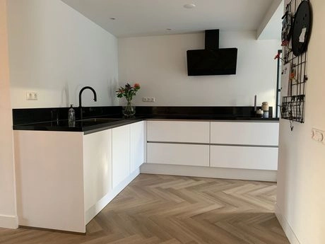 moderne keuken met witte en zwarte accenten